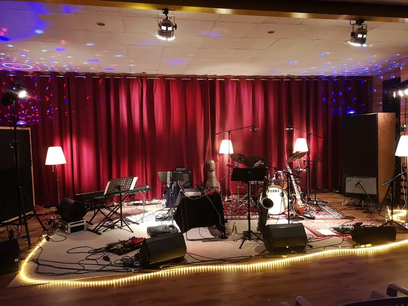 Konzertabend im Aufnahmeraum mit Lichterkette