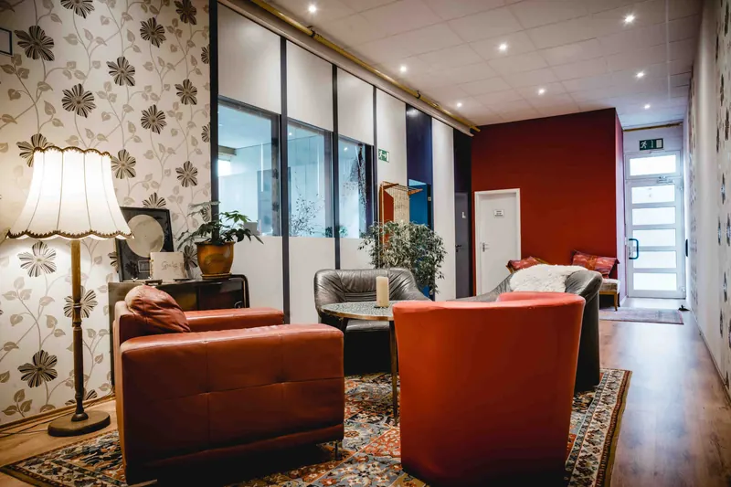 Lounge mit Ledersesseln und Blick in den Flur