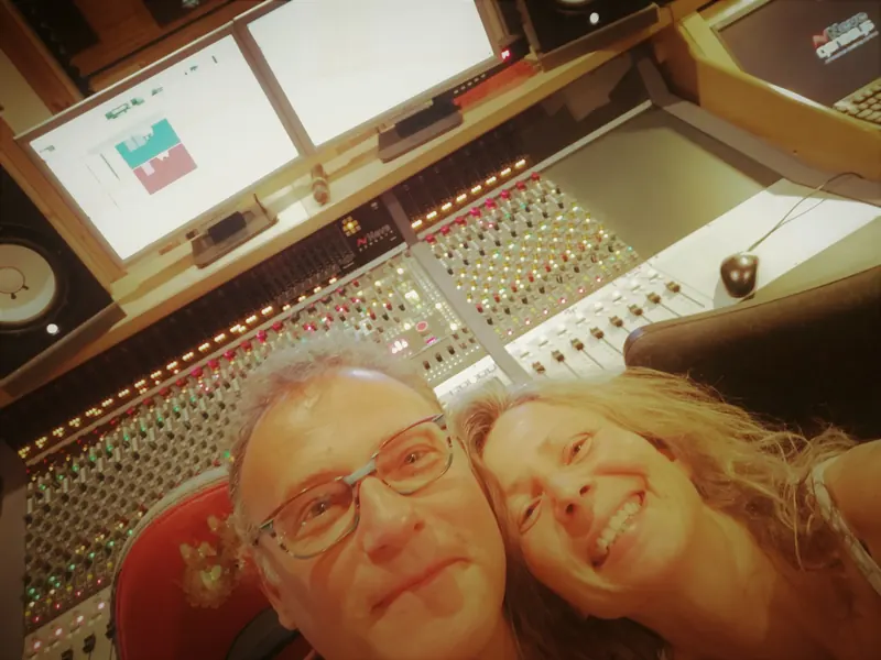 Carsten und Brit Drue lachend vor der Konsole
